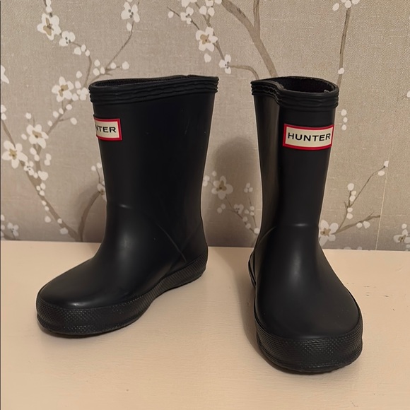 HUNTER Kids Navy Boots - Picture 1 of 2